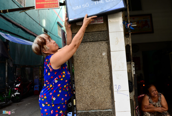Hai chị em bà Lê Thị Tuyết bán tạp hóa chia sẻ: "Chúng tôi sáng bán cơm, bán tạp hóa kiếm sống qua ngày. Đường thi công làm mấy bữa nay không bán được gì, giảm 50% thu nhập".