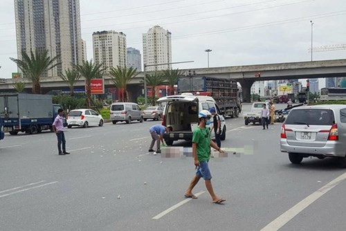 Vụ tai nạn giao thông xảy ra hôm 16/6 đã khiến một cô gái trẻ tử vong. Thông tin cho hay, khoảng 11h, trên Đại lộ Thăng Long (Hà Nội), cô gái tên tên Ng. (SN 1994, quê ở Hoằng Hóa, Thanh Hóa) đang điều khiển xe đạp điện di chuyển thì va chạm với xe bồn mang BKS 34C - 168.15.