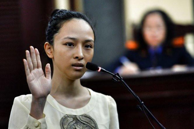Về số tiền 16,5 tỷ đồng cáo buộc Nga lừa đảo ông Cao Toàn Mỹ, tại tòa hai bị cáo Nga và Dung đều khai nhận số tiền 16,5 tỷ đồng là do ông Cao Toàn Mỹ chuyển cho Nga vì hai bên có quan hệ tình cảm. Trong khi đó, ông Mỹ lại khai số tiền đó là nhờ Nga mua nhà. Cần phải chứng minh 16,5 tỷ đồng ông Mỹ chuyển cho bị cáo Nga là tiền gì. Ảnh: Tuổi Trẻ.
