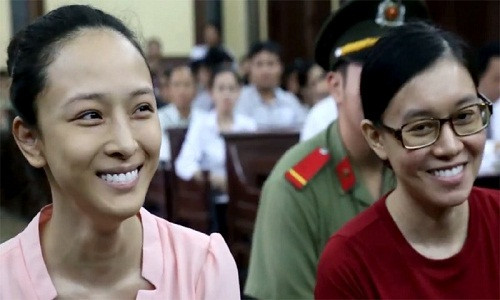 Vụ án “lừa đảo chiếm đoạt tài sản” liên quan đến Trương Hồ Phương Nga và đồng phạm Nguyễn Đức Thùy Dung bị cáo cuộc chiếm đoạt của ông Cao Toàn Mỹ (40 tuổi, ngụ Q.3, TP HCM) 16,5 tỷ đồng đã có diễn tiến mới trong phiên xét xử ngày 29/6. Chiều 29/6, TAND TP HCM thay đổi biện pháp ngăn chặn, cho phép Phương Nga và Thùy Dung được tại ngoại, trả hồ sơ điều tra bổ sung. Hai bị cáo chịu sự quản thúc của cơ quan địa phương - quận 2, TP HCM. Ảnh: Vietnamnet.