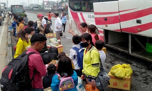 Ghi nhận tại hiện trường, 4 chiếc xe đâm liên hoàn đều hư hỏng, kính chắn gió vỡ tung tóe trên đường. Riêng ôtô 4 chỗ bị hỏng nặng phần đầu và đuôi. Vụ tai nạn không khiến ai bị thương. Tuy nhiên khoảng 30 người trên xe khách hoảng loạn, trong đó nhiều em nhỏ sợ hãi, khóc thét. Các hành khách sau đó được di chuyển sang xe khác để tiếp tục lộ trình. Ảnh: Thái Linh.