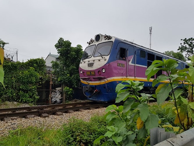 Vụ việc người phụ nữ bị tàu hỏa cán tử vongxảy ra vào khoảng 9h45 ngày 7/6, tại khu vực đường sắt giao với đường dân sinh thuộc địa phận thôn Đống Chanh (xã Minh Cường, huyện Thường Tín, TP Hà Nội).