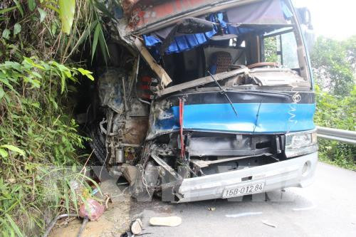 Khoảng 8h30 ngày 8/6, xe chở khách du lịch loại 45 chỗ biển số Hải Phòng lưu thông trên quốc lộ 2B từ thị trấn Tam Đảo (Vĩnh Phúc) về Hà Nội. Đến km 19+500 thuộc địa phận xã Hồ Sơn, huyện Tam Đảo, xe này đâm vào vách núi. Ảnh: TTXVN.