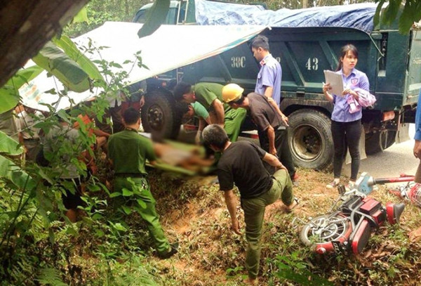 Sáng 9/6, ông Võ Văn Trị (SN 1953, huyện Hương Khê, Hà Tĩnh) điều khiển xe đạp điện trên đường mòn Hồ Chí Minh theo hướng Phúc Đồng – thị trấn Hương Khê. Đến km 818 + 310 thì bị xe tải do tài xế Đinh Ngọc Minh, trú ở xã Phúc Trạch, huyện Hương Khê điều khiển chạy cùng chiều phía sau tông phải. Cú tông mạnh khiến ông Trị tử vong tại chỗ, cả hai xe bị hư hỏng một số bộ phận. Ảnh: Sỹ Hòa.