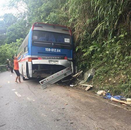 Hậu quả vụ tai nạn thương tâm ở Tam Đảo khiến 2 phụ huynh là bà Nguyễn Thị Oanh (trú tại xã Tân Tiến) và bà Vũ Thị Đông (trú tại xã Lê Lợi, huyện An Dương) tử vong, khoảng 10 học sinh xây xát nhẹ đã được cấp cứu kịp thời tại bệnh viện. Ảnh: FB.
