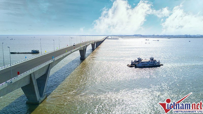 Cầu dài thuộc dự án đường ô tô Tân Vũ - Lạch Huyện với tổng chiều dài 15,63km. Tổng mức đầu tư là 11.849 tỷ đồng, trong đó có 10.049 đồng là vốn vay ODA của chính phủ Nhật Bản. Dự án được khởi công xây dựng ngày 15/2/2014. Ảnh: Vietnamnet.