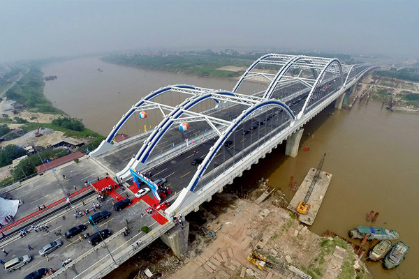 Một trong những cây cầu độc đáo ở Việt Nam là cầu Đông Trù. Cầu Đông Trù là một cây cầu bắc qua sông Đuống, nằm trên quốc lộ 5 kéo dài, nối xã Đông Hội, huyện Đông Anh ở phía bắc Hà Nội và phường Ngọc Thụy, quận Long Biên ở phía nam Hà Nội. Cầu nằm về phía tây của cầu Đuống. Ảnh: Lihanco.vn.