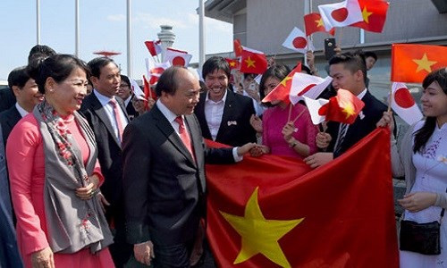 Một trong những thông tin được dư luận quan tâm tuần qua đó là chuyến thăm chính thức Nhật Bản của thủ tướng Nguyễn Xuân Phúc. Chiều 4/6 (giờ địa phương), Thủ tướng Nguyễn Xuân Phúc và Phu nhân cùng Đoàn đại biểu cấp cao Việt Nam đã đến sân bay quốc tế Haneda, Tokyo, bắt đầu chuyến thăm chính thức Nhật Bản và tham dự Hội nghị Tương lai châu Á lần thứ 23. Ảnh: VOV.