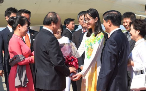Theo chương trình làm việc, Thủ tướng hội đàm với Thủ tướng Nhật Bản Shinzo Abe, hội kiến với Nhà Vua và Hoàng hậu Nhật Bản, có các cuộc gặp gỡ lãnh đạo Quốc hội, Liên minh Nghị sỹ Hữu nghị Nhật – Việt, các chính đảng chủ chốt, một số địa phương của Nhật Bản; tiếp lãnh đạo doanh nghiệp và các tổ chức hợp tác kinh tế. Ngày 5/6, Thủ tướng dự và phát biểu tại lễ khai mạc Hội nghị Tương lai châu Á lần thứ 23 và hội nghị xúc tiến đầu tư cũng như chứng kiến việc ký kết một số văn kiện hợp tác của các công ty Việt Nam – Nhật Bản. Ảnh: VOV.