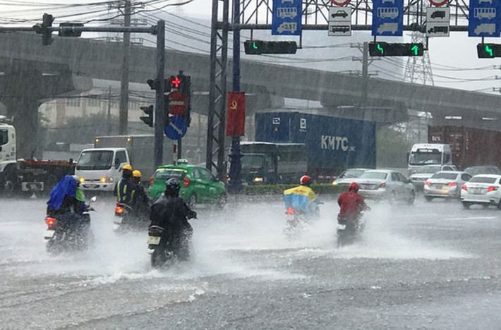 Mưa trắng trời ở khu vực cửa ngõ từ các tỉnh vào trung tâm TP HCM chiều 4/6.