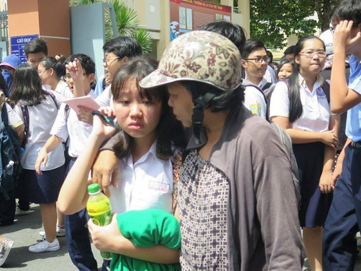 Một phụ huynh động viên con sau kỳ thi căng thẳng. Ảnh: Pháp luật TP HCM.