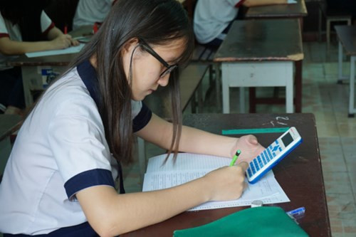 Tuần qua, kỳ thi vào lớp 10 năm học 2017- 2018 đã bắt đầu trong cái nắng nóng khó chịu. Nhiều học sinh tại các trường đánh giá đề thi năm nay khó hơn rất nhiều.