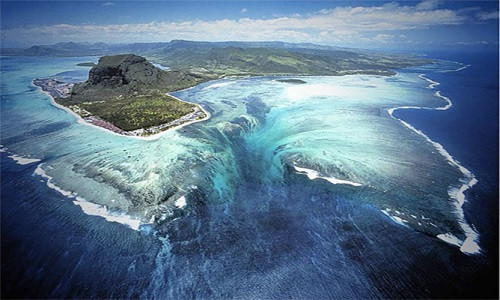 Thác dưới nước, Mauritius: Khi nhìn từ phía trên, đảo Mauritius ở Ấn Độ Dương dường như nằm gần một thác nước. Tuy nhiên, hiện tượng này chỉ là một ảo ảnh quang học được tạo ra bởi dòng chảy giữa các ụ cát.