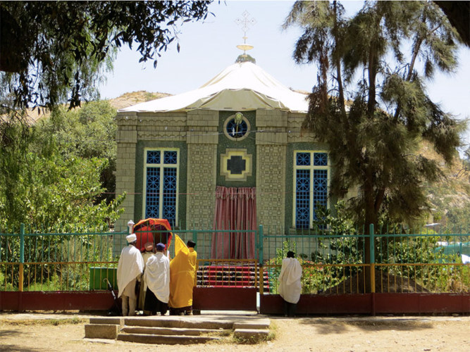 Nhà thờ St. Mary of Zion, Ethiopia: Một nhà nguyện được xây dựng đặc biệt để lưu giữ Chiếc hòm giao ước. Người giám hộ của chiếc hòm là người duy nhất có quyền tiếp cận nó, nhưng người này bị cấm rời khỏi nhà thờ và không thể trò chuyện với người bên ngoài.