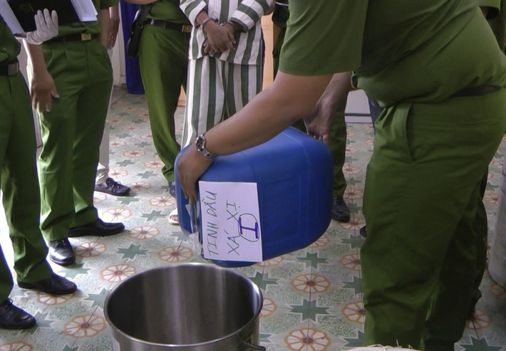 Ban đầu, Nam sẽ lấy hóa chất methanol cho vào nồi.