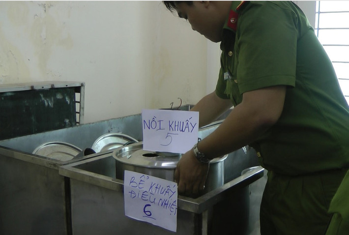 Sau đó, anh ta mang nồi khuấy bắc lên bếp ở bể khuấy điều nhiệt.