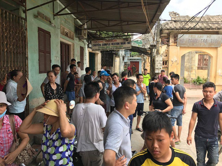 Người dân nơi đây chưa hết bàng hoàng trước sự việc.