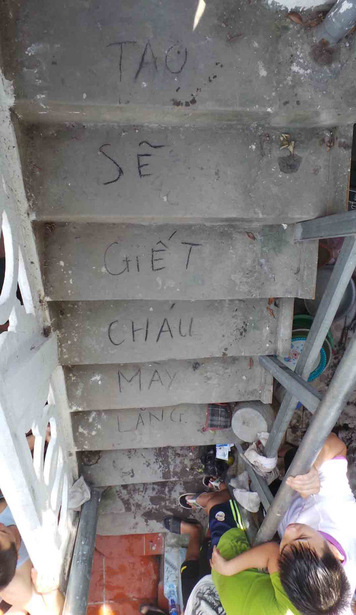 Tại các bậc thang ở cầu thang ngoài trời từ tầng 1 đến tầng 2 có dòng chữ "Tao sẽ giết cháu mày Lăng". Đến 15h chiều nay, cơ quan chức năng đã khám nghiệm xong hiện trường