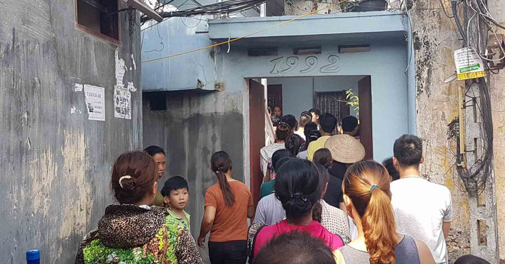 Liên quan đến vụ việc bé trai 33 ngày tuổi chết trong chậu nước gây rúng động dư luận. Khoảng 5h40 sáng nay, gia đình ông Vũ Đình Lăng (SN 1948, trú tại thôn Đình, xã Hữu Bằng, huyện Thạch Thất, Hà Nội) phát hiện cháu nội là Vũ Việt Anh nằm sấp ở chậu nước trong nhà. Ông Lăng bế cháu lên thì xác định cháu bé đã tử vong.