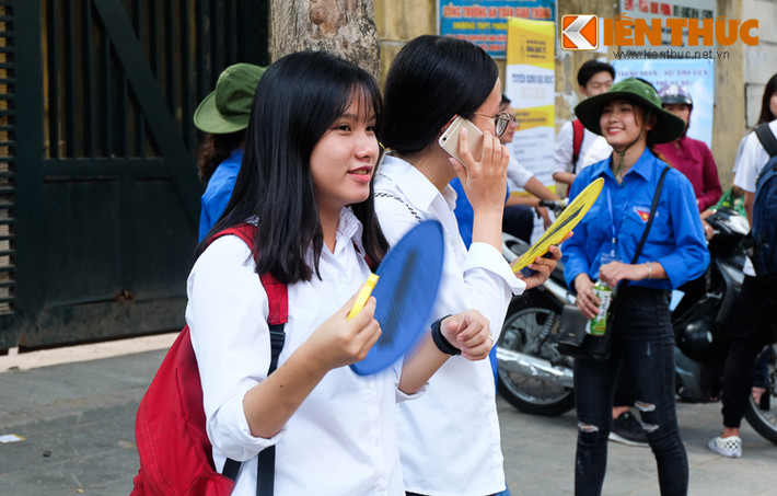 Kì thi năm nay diễn ra trong điều kiện thời tiết không quá nóng bức nên các sĩ tử đều có tâm trạng thoải mái, vui vẻ.