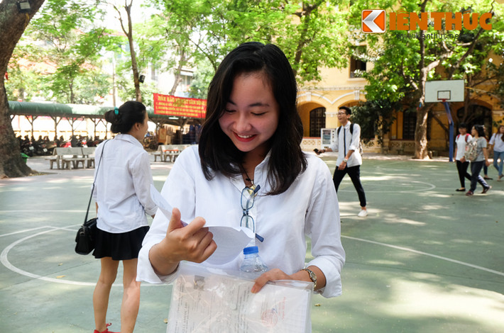 Một nữ sinh xem lại đề thi môn Văn tại điểm thi THPT Phan Đình Phùng (Hà Nội).