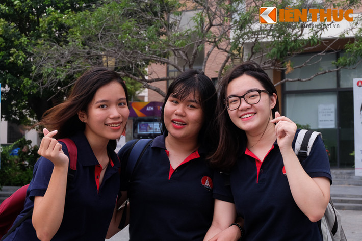 Nhóm bạn của Lan Thảo tươi tắn chụp hình sau khi hoàn thành bài thi Toán kỳ thi THPT quốc gia vào chiều 22/6.