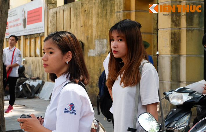 Lặng lẽ chờ người thân...