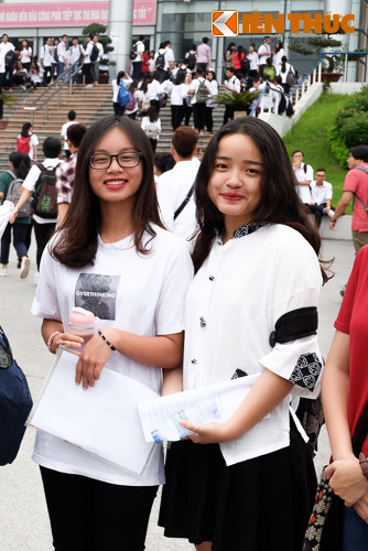 Nụ cười tươi tắn của hai nữ sinh tại điểm thi THPT chuyên Hà Nội Amsterdam trước giờ vào thi môn Ngữ văn hôm 22/6 thu hút sự chú ý của nhiều người.