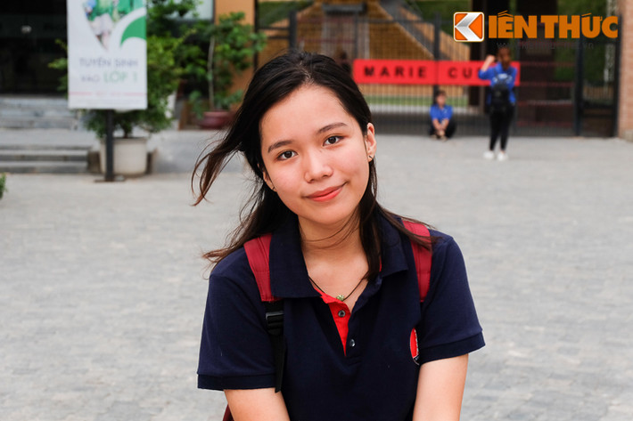 Nữ sinh Lan Thảo (lớp 12G3- trường THPT Marie Curie Hà Nội) nổi bật nhờ nét dịu dàng, nhẹ nhàng. Lan Thảo chia sẻ, cô tạm yên tâm về ngày thi đầu tiên với hai môn Văn, Toán.
