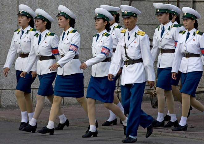 Tiêu chuẩn đầu tiên là xinh đẹp, chưa lập gia đình và buộc phải “về vườn” khi đủ 26 tuổi. Bất kì nữ cảnh sát nào kết hôn trong thời gian này cũng bị loại khỏi đội ngũ. Daily Mail cho biết hiện đội nữ cảnh sát ở Bình Nhưỡng lên tới 300 người.