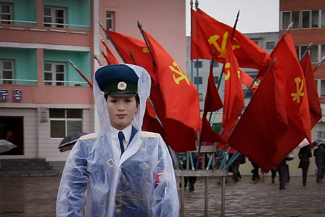 Chương trình tuyển chọn nữ cảnh sát Triều Tiên với vẻ ngoài xinh đẹp được giới thiệu từ những năm 1980 và đã có hơn 37 năm lịch sử. Thời điểm đó, giao thông tại Bình Nhưỡng vẫn khá bình yên và thưa thớt xe cộ. Hiện tại, lượng xe hơi ở Triều Tiên đã tăng khá nhiều, thậm chí những xe hạng sang cũng xuất hiện.