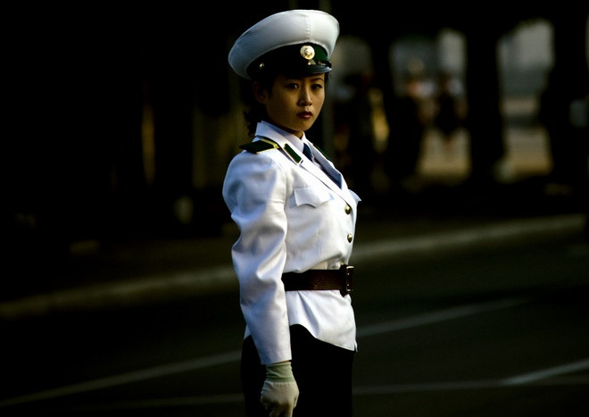 “Họ đại diện cho cả thành phố”, một sĩ quan cao cấp từ Bộ Công an Triều Tiên, nói. “Đó là lí do họ được lựa chọn cẩn thận dựa trên hình thể và sắc đẹp”. Trái với các đồng nghiệp nữ, nam cảnh sát không cần chú ý tới tuổi tác.