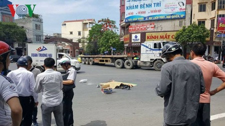 VOV đưa tin, sáng ngày 1/6, tại khu vực ngã tư Lê Lai - Lê Thánh Tông (phường Máy Chai, quận Ngô Quyền, TP. Hải Phòng) xảy ra vụ tai nạn giao thông làm một người đàn ông 84 tuổi tử vong tại chỗ. Tại thời điểm xảy ra tai nạn, cụ ông 84 tuổi điều khiển xe đạp thì bị cuốn vào gầm xe đầu kéo. Vụ va chạm đã khiến người đàn ông này tử vong. Ảnh: VOV.