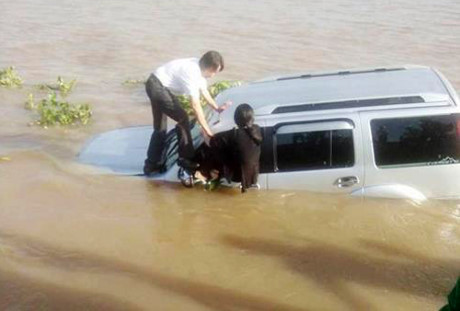 Ngày 1/6, một chiếc phà chở khách vượt sông Vàm Nao từ bờ huyện Phú Tân sang huyện Chợ Mới cập bến phía xã Kiến An, anh Phương là nhân viên phục vụ phà mở cửa sắt chắn phía trước cho khách lên bờ thì bất ngờ bị chiếc ôtô 7 chỗ mang BKS của tỉnh An Giang tông phải và tử vong. Chưa dừng lại ở đó, chiếc xe này tiếp tục lao về phía trước và va quẹt với một người khách đi phà khác trước khi rơi xuống sông Vàm Nao. Hai người trong ô tô đã thoát được ra khỏi xe. Ảnh: Vietnamnet.