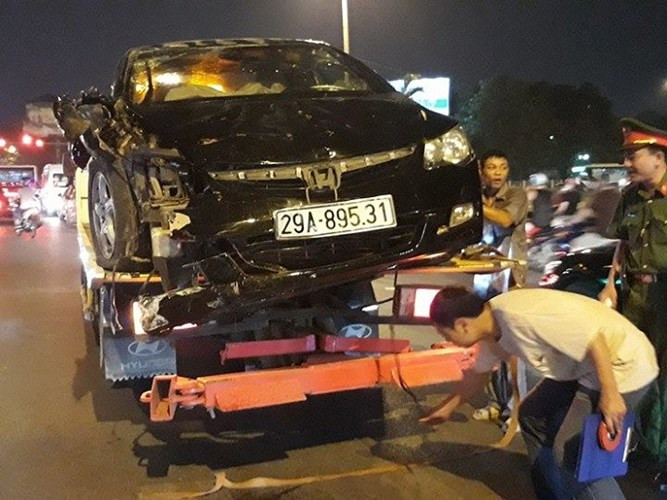 Một trong những vụ tai nạn giao thông nghiêm trọng xảy ra tuần qua đó là vụ ô tô đâm liên hoàn nhiều xe và tông gãy cột điện ở Nguyễn Khánh Toàn (Hà Nội). Thông tin báo chí có đưa, vào khoảng 19h ngày 31/5, tại nút giao thông Nguyễn Khánh Toàn - Nguyễn Văn Huyên (quận Cầu Giấy, Hà Nội), một chiếc ô tô biển kiểm soát 29A - 895.31 đang di chuyển thì bất ngờ mất lái, đâm gãy cột điện, tiếp tục đâm một số xe máy bán dép bên đường rồi lật phơi bụng.