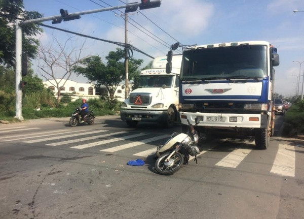 8h00 sáng 29/5, trên QL22 hướng Củ Chi đi An Sương. Đến trước bệnh viện Xuyên Á (xã Tân Phú Trung, huyện Củ Chi, TP HCM) một người đàn ông khoảng 40 tuổi điều khiển xe máy chuyển làn trái để băng qua đường thì bất ngờ bị xe ben chạy cùng chiều bên trái không xử lý kịp đã tông trúng. Va chạm làm người đàn ông chấn thương rất nặng, người bê bết máu. Tài xế xe ben nhanh chóng đưa người này vào bệnh viện Xuyên Á để cấp cứu. Ảnh: Giao thông.