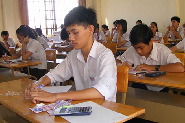 Sau 2/3 thời gian làm bài với môn thi tự luận, thí sinh có thể ra khỏi khu vực thi, nộp lại bài làm kèm theo đề thi và giấy nháp. Thí sinh không được rời khỏi phòng thi suốt thời gian làm bài trắc nghiệm.