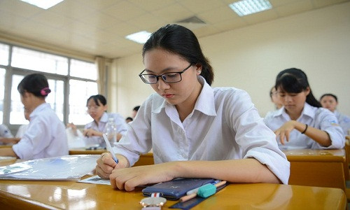 Trong trường hợp thí sinh bị ốm, tai nạn trong khi thi: Trường hợp nhẹ có thể điều trị tại phòng y tế điểm thi, Trưởng điểm thi phải xin ý kiến Trưởng Ban coi thi quyết định cho hay không cho thí sinh làm bù thời gian gián đoạn tùy vào thực tế bài thi và thời gian gián đoạn. Trường hợp phải đi bệnh viện cấp cứu, bệnh viện cấp cứu phải chọn là bệnh viện cấp quận, huyện trở lên. Cả hai trường hợp, thư kí điểm thi phải lập biên bản bất thường để ghi nhận sự việc.