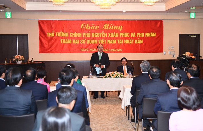 Trong ngày 4/6, Thủ tướng Nguyễn Xuân Phúc, Phu nhân và đoàn đại biểu cấp cao Việt Nam đã đến thăm Đại sứ quán Việt Nam tại Nhật Bản. Thủ tướng mong muốn Đại sứ quán, cộng đồng người Việt Nam ở Nhật Bản “tiếp tục giữ gìn, thúc đẩy, đi vào chiều sâu hơn nữa”. Ảnh: VGP/Quang Hiếu.