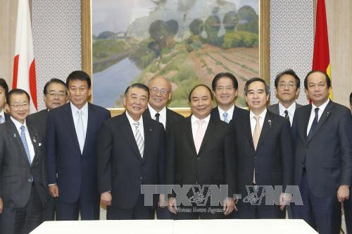 Trong ngày thứ 2 ở Nhật Bản, tại trụ sở quốc hội Nhật Bản, Thủ tướng Nguyễn Xuân Phúc đã hội kiến với Chủ tịch Hạ viện Tadamori Oshima. Nhân dịp này, Thủ tướng đề nghị Hạ viện Nhật Bản quan tâm thúc đẩy giao lưu, tiếp xúc, trao đổi kinh nghiệm giữa Quốc hội 2 nước, phát huy vai trò cầu nối của Liên minh Nghị sĩ hữu nghị hai nước; ủng hộ Chính phủ Nhật Bản tiếp tục hỗ trợ ODA cho Việt Nam... Ảnh: TTXVN.
