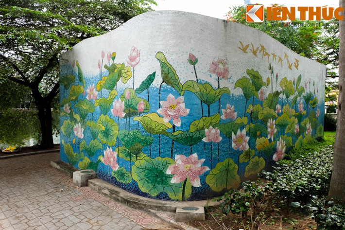 Màu sắc hài hòa, bắt mắt, bức tường gốm khiến nhiều người thích thú ngắm nhìn.