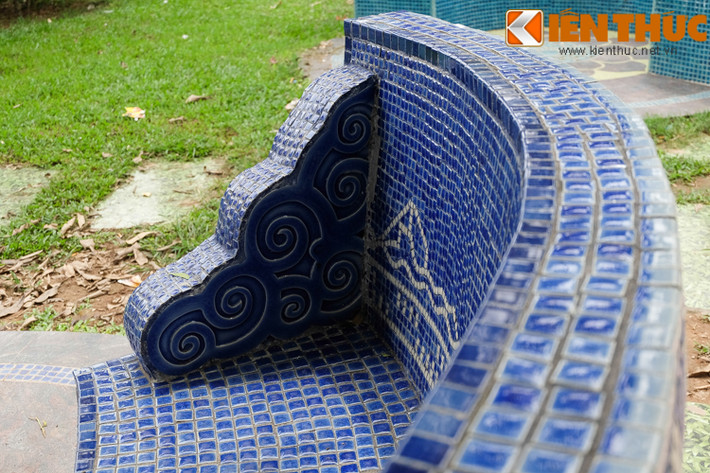 Ghế được tạo hình bằng bê tông cốt thép và gắn gốm phủ trang trí.