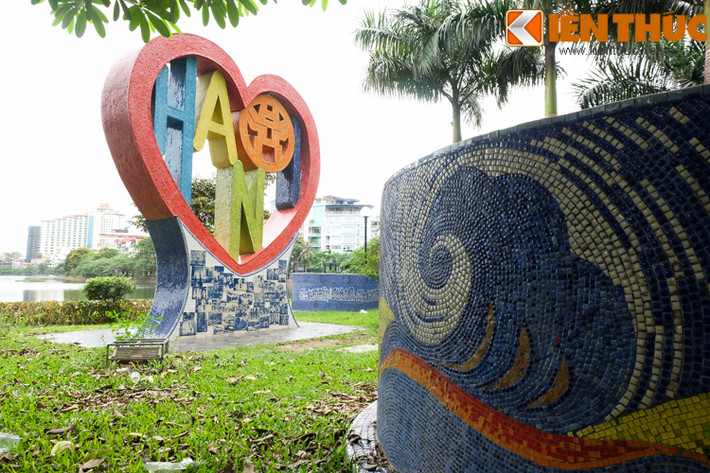 Điêu khắc gốm Trái tim Tình yêu Hà Nội hoàn thành năm 2015 ở bên hồ Trúc Bạch (Hà Nội). Khối điêu khắc hình trái tim giản dị, hiện đại, trong đó chữ “Hà Nội” với nhịp điệu lên xuống được lồng khéo léo trong hình trái tim cùng với logo biểu trưng Hà Nội.