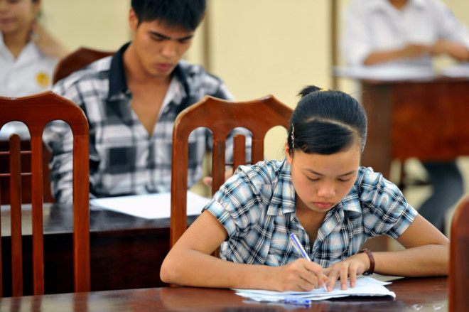 Thí sinh bị ốm trong khi đang thi sẽ được đưa đến y tế của điểm thi và lập biên bản xác nhận. Nếu trong suốt buổi thi, thí sinh bị ốm không thể làm bài và tự nguyện không nộp bài sẽ được coi là vắng thi. Ảnh: Zing.