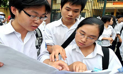 Sáng nay, hơn 76.000 sĩ tử Hà Nội tập trung tại điểm thi để học quy chế, chuẩn bị cho kỳ thi lớp 10 ngày mai (9/6). Ngày mai, học sinh Hà Nội sẽ tham gia kỳ thi chung vào lớp 10 do Sở GĐ&ĐT tổ chức với 2 môn Toán và Ngữ văn. Đối với học sinh thi vào lớp chuyên sẽ thi thêm các môn chuyên vào ngày 10-11/6. Ảnh minh họa.