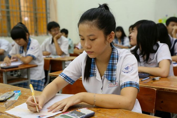Ngay sau khi phát đề, thí sinh phải kiểm tra, nếu thấy thiếu câu, trang, rách… phải báo ngay cho cán bộ coi thi để kịp xử lý. Nếu không phát hiện hoặc để quá 10 phút sau khi phát đề mới báo cáo, thí sinh phải tự chịu trách nhiệm. Ảnh minh họa (Kênh tuyển sinh).