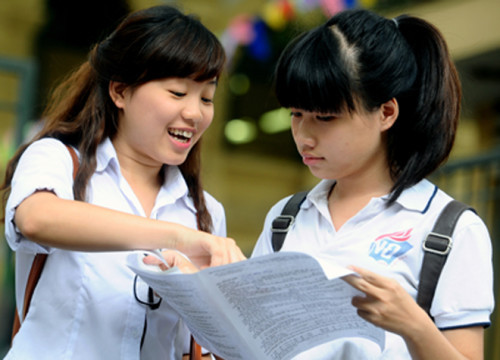 Thông tin thêm về quy chế kỳ thi tuyển sinh vào lớp 10 năm học 2017 - 2018, ông Ngô Văn Chất, Trưởng phòng Quản lý và kiểm định chất lượng giáo dục, Sở Giáo dục và Đào tạo Hà Nội cho biết: Những thí sinh phạm lỗi một lần, nhìn bài hoặc trao đổi bài với thí sinh khác sẽ bị khiển trách. Hình thức cảnh cáo được áp dụng với thí sinh tiếp tục vi phạm quy chế sau khi bị khiển trách, thí sinh trao đổi bài hoặc giấy nháp với thí sinh khác, thí sinh chép bài của thí sinh khác hoặc để thí sinh khác chép bài của mình.