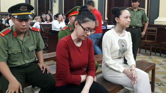 Trong phiên tòa lần thứ 2, Phương Nga và bị cáo Nguyễn Đức Thùy Dung liên tục khẳng định vai trò "đạo diễn" của bà Mai Phương. Theo lời khai của bị cáo Dung, bà Mai Phương đã hướng dẫn các bị cáo khai theo chỉ dẫn và không được khai về hợp đồng tình ái giữa Cao Toàn Mỹ và Phương Nga. Hoa hậu Phương Nga (ngồi bên phải) và Nguyễn Đức Thùy Dung - Ảnh: Hoàng Điệp.