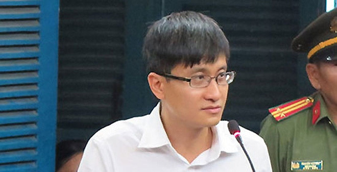 Trước đó, vụ án lừa đảo này từng được đưa ra xét xử vào ngày 21/9/2016. Nga thừa nhận có nhận 16,5 tỉ đồng của ông Cao Toàn Mỹ nhưng cho rằng giữa Nga và ông Mỹ có mối quan hệ tình cảm, số tiền này là hợp đồng tình cảm giữa Nga và ông Mỹ trong thời gian 7 năm. Trước lời khai này của các bị cáo, HĐXX đã quyết định trả hồ sơ điều tra bổ sung để làm rõ việc có hay không hợp đồng tình ái giữa Nga và ông Mỹ. Ông Cao Toàn Mỹ - người tố Hoa hậu Phương Nga - cũng xuất hiện tại tòa án. Ảnh: ICT News
