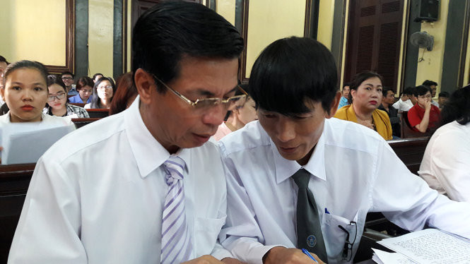 Báo Tuổi Trẻ trích lời luật sư Phạm Công Hùng: "Tôi cho rằng có dấu hiệu của việc sao chụp lời khai của Cao Toàn Mỹ để đưa vào bản khai của bị cáo Nga. Cụ thể về vấn đề pháp lý, vi phạm của bản khai này tôi sẽ nói rõ trong phần tranh luận". Luật sư Phạm Công Hùng (bên trái) tại tòa. Ảnh: Tuổi Trẻ.